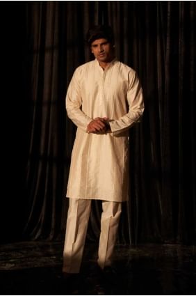 Off white Men Kurta with Embroidered Silk KURR386